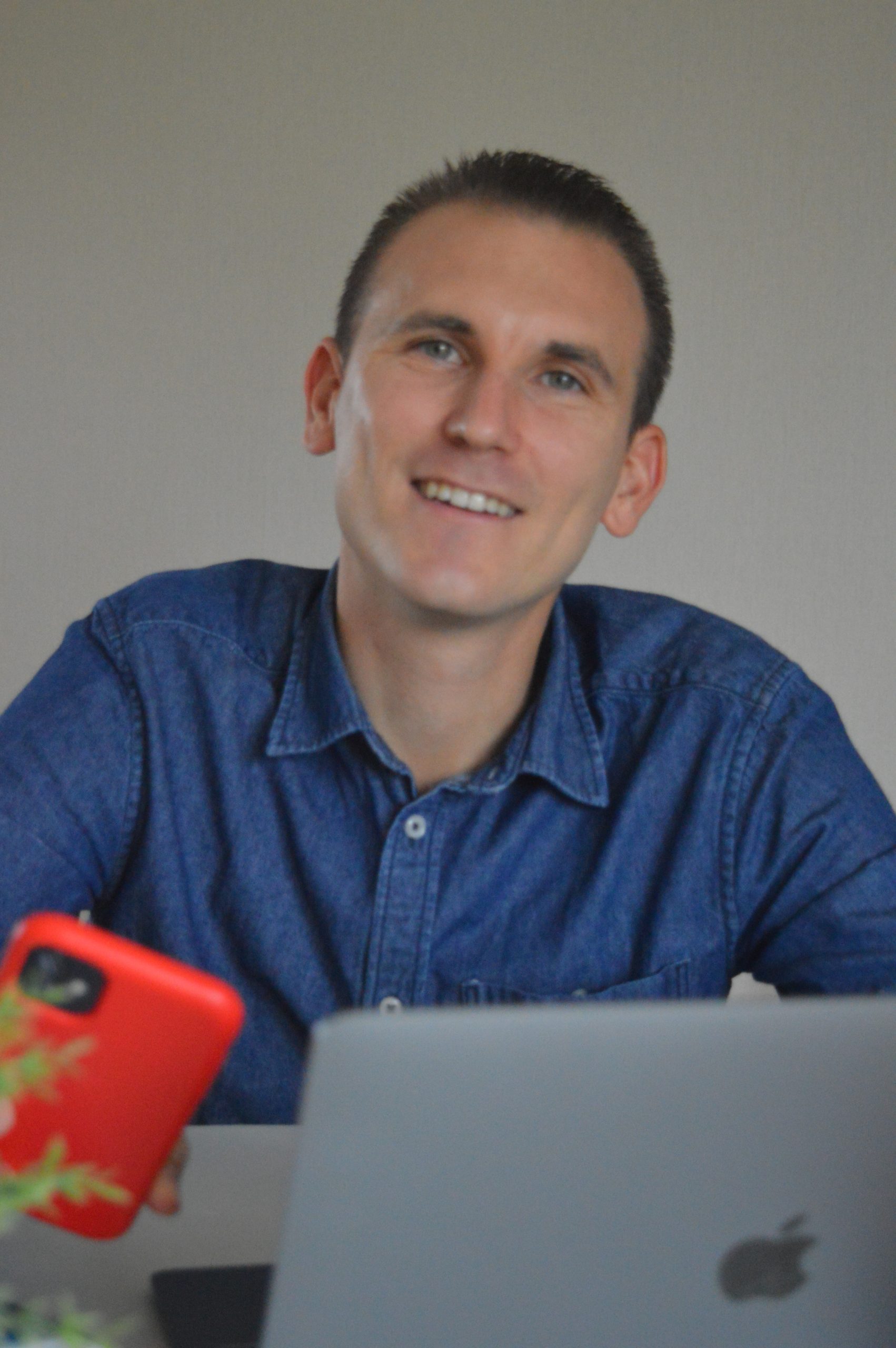 Anthony Perrieau, formateur et coach, spécialisé en gestion de projet, organisation, management, communication interpersonnelle et professionnelle, marketing, techniques de vente, gestion du temps, gestion du stress, gestion des réunions, et optimisation des processus
