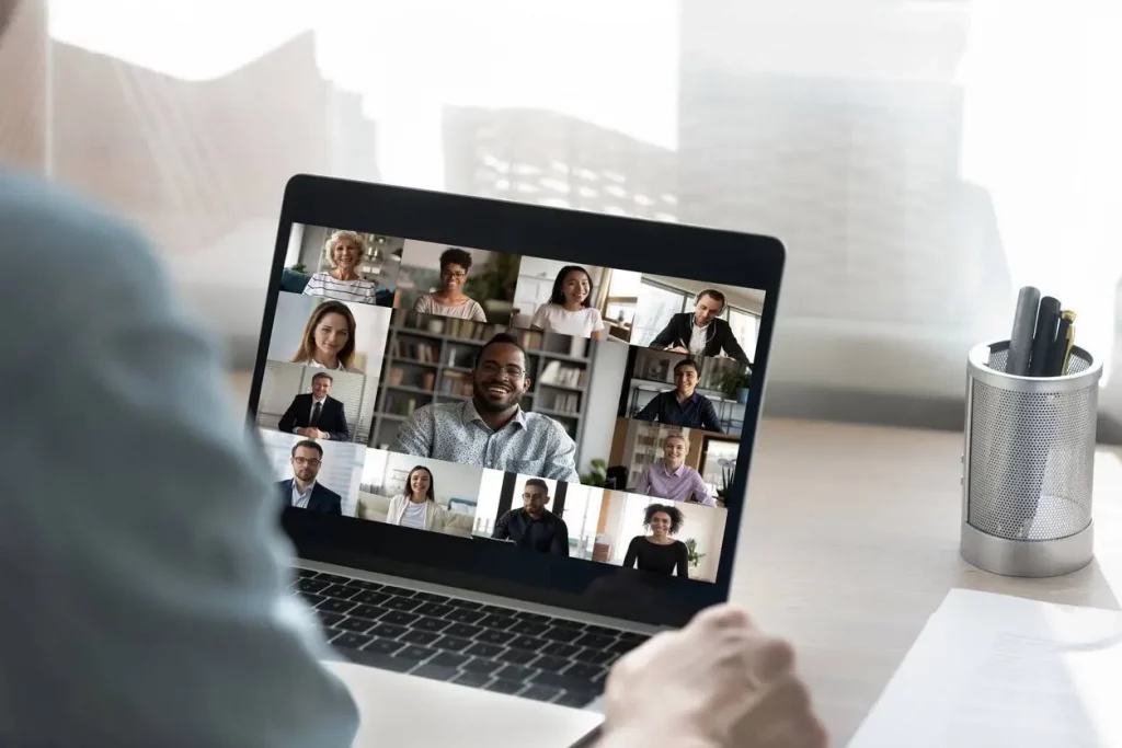 Formation en visioconférence avec un formateur et des apprenants connectés. Accompagnement sur mesure pour organismes de formation (OF) et organismes certificateurs (OC).